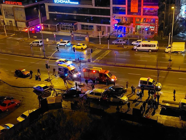 Zonguldak Ereğli'de kontrolden çıkan otomobil park halindeki araçların üzerine uçtu - Resim: 1