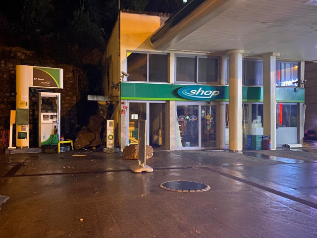 Büyük panik! Kaya parçaları akaryakıt istasyonunun önüne düştü - Resim: 0