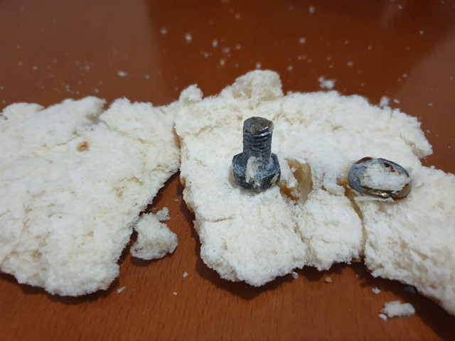 Ekmeğin içinden çıkanı görünce şok oldu! 2 yıllık ekmeğini bedava verilim şikayet etme - Resim: 1