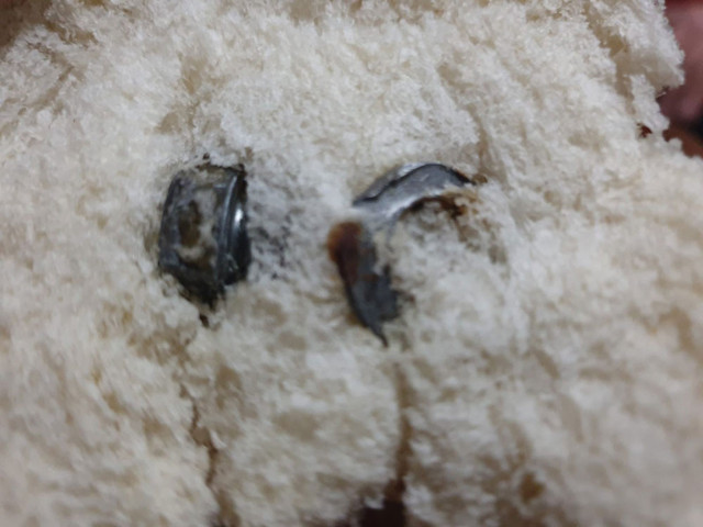 Ekmeğin içinden çıkanı görünce şok oldu! 2 yıllık ekmeğini bedava verilim şikayet etme - Resim: 2