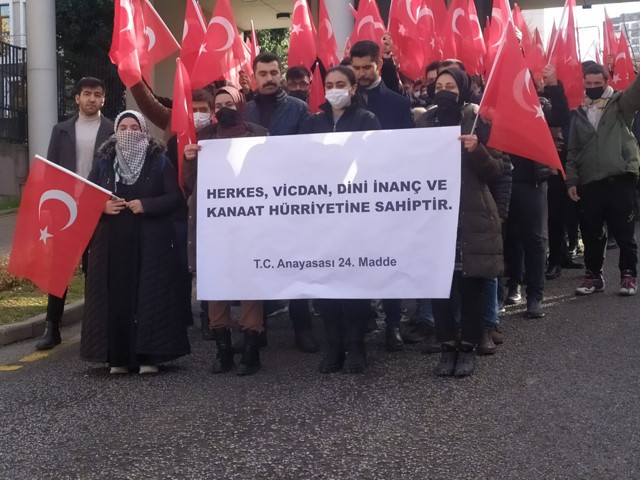 Ankara Üniversitesi'nde başörtüsü krizi Öğretim görevlisi öğrenciyi derste sorularıyla sıkıştırdı - Resim: 0