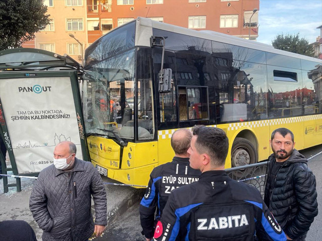 Eyüpsultan'da İETT otobüsü durağa daldı! Çok sayıda yaralı var - Resim: 0