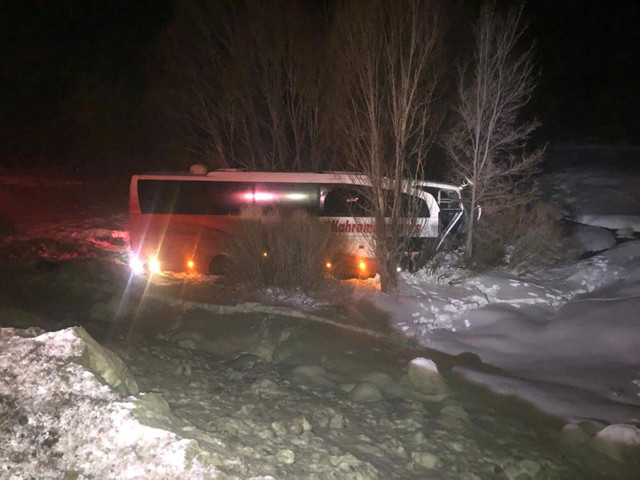 Sivas'ta yolcu otobüsü ile kamyonet çarpıştı! 2 kişi feci şekilde can verdi - Resim: 0