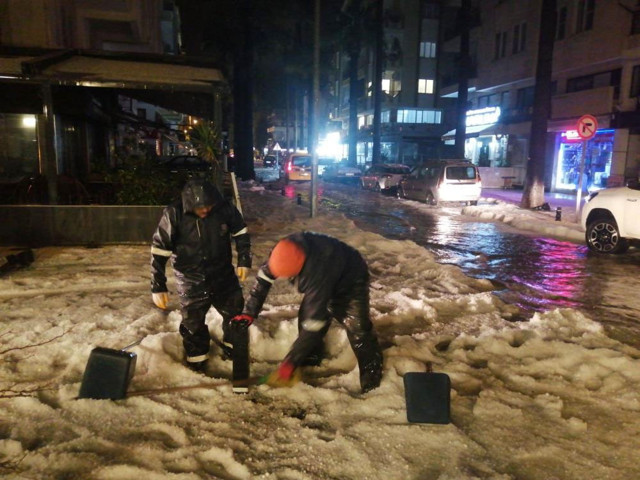 Marmaris'te kar yağdı sanıp dışarı çıktılar şaşkına döndüler parke taşları yerinden söküldü - Resim: 2