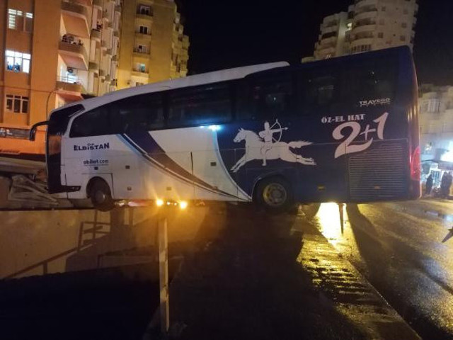 Faciadan dönüldü! Bariyeri aşan yolcu otobüsü, köprüde asılı kaldı - Resim: 0