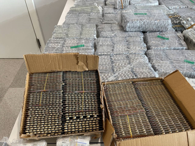 İstanbul Havalimanı'nda ilaç kaçakçılığı! Eczanede vatandaş bulamıyor 7 bin kutu kaçırılıyordu! - Resim: 0