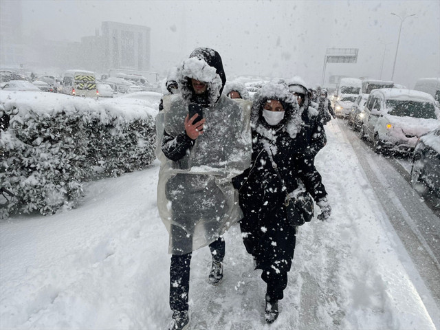 İstanbul'da kar ve tipi bastırdı Vali duyurdu İstanbul'a girişler yasaklandı E5 kapandı - Resim: 2