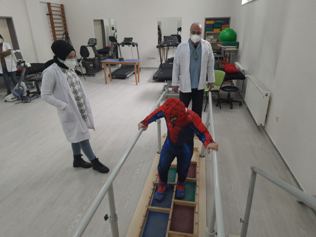 Doktorlar ‘yürüyemez’ dedi! Küçük Abbas ‘Örümcek Adam’ kostümü giydi, imkansızı başardı - Resim: 1