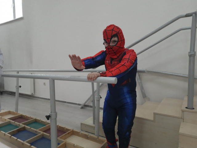 Doktorlar ‘yürüyemez’ dedi! Küçük Abbas ‘Örümcek Adam’ kostümü giydi, imkansızı başardı - Resim: 2