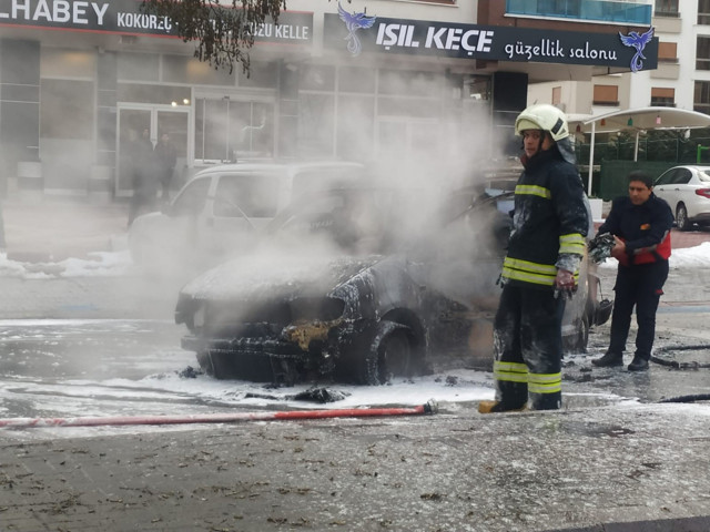 Konya'da boşanma aşamasındaki genç sinirlenip yol ortasında aracını yaktı - Resim: 0