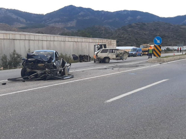 Mersin'de korkunç kaza otomobil ikiye bölündü - Resim: 0