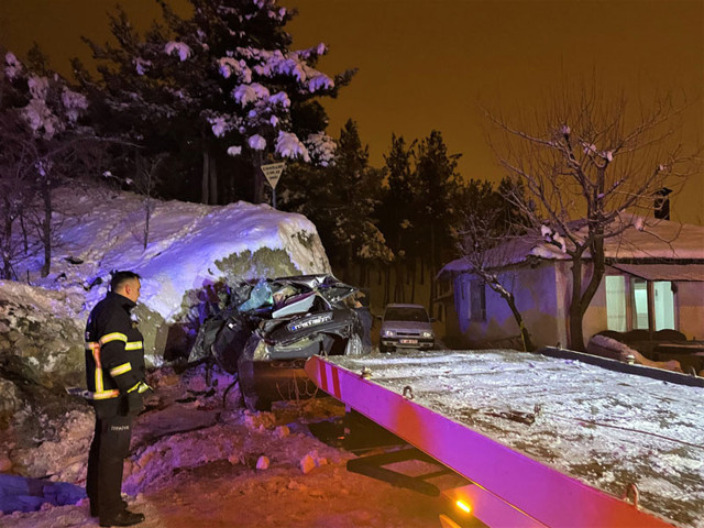 Burdur'da istinat duvarına çarpan otomobil 4 gence mezar oldu - Resim: 0
