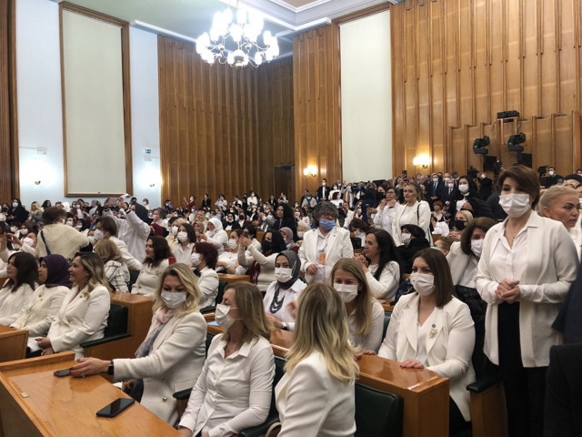 Meral Akşener konuştu kadınlar ağladı: Ayağının altını öpmelisiniz kereste adamlar - Resim: 0