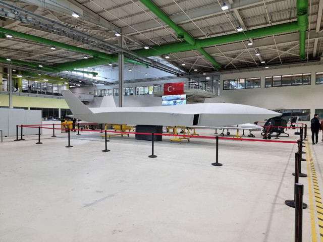 Selçuk Bayraktar üretim bandından paylaştı! İşte Türkiye'nin insansız savaş uçağı: Bayraktar Kızılelma - Resim: 0