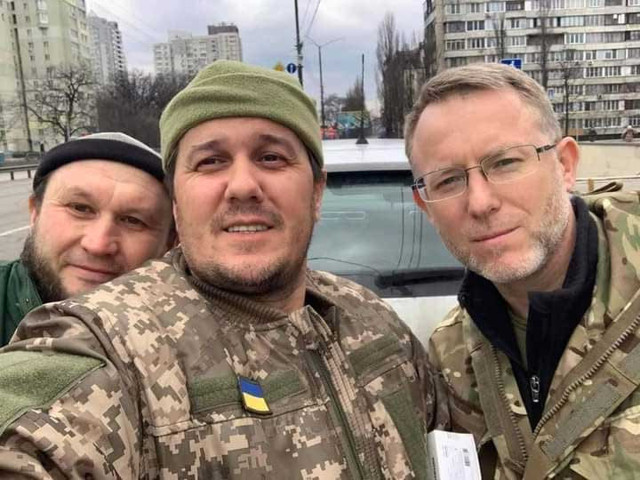 Müftü cübbeyi çıkardı Ukrayna kamuflajını giyip cepheye koştu - Resim: 1