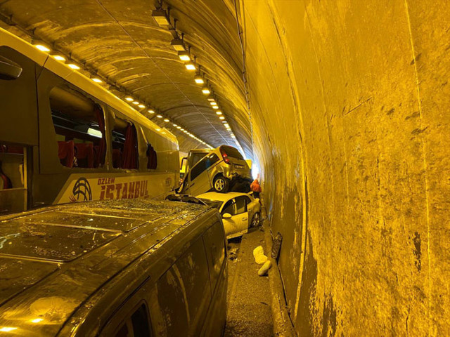 Bolu Dağı Tüneli'nde çok sayıda araç birbirine girdi tünelde can pazarı kuruldu - Resim: 3