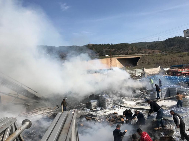 Su fabrikasındaki yangına pet şişeyle müdahale - Resim: 0