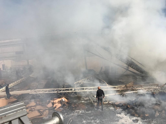 Su fabrikasındaki yangına pet şişeyle müdahale - Resim: 1