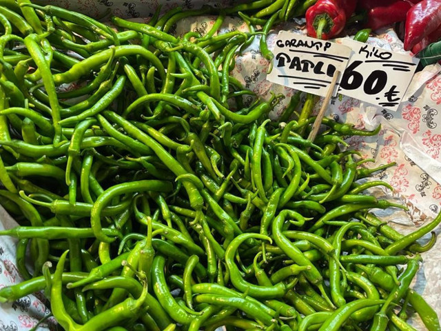 Biberin fiyat etiketini görenin beti benzi atıyor artık kilo yerine taneyle biber alınıyor - Resim: 0