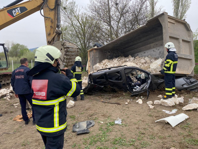 Taş yüklü kamyon aracın üzerine devrildi! Amasya'daki feci kazada ölü ve yaralılar var - Resim: 0