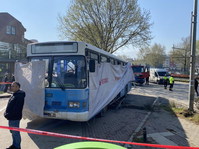 Bursa'da gardiyanların otobüsüne terör saldırısı! Şehidin ismi belli oldu yaralılar var - Resim: 2