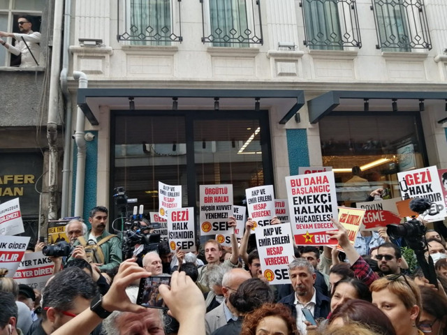 Taksim'de Gezi Davası protestosunda çok sayıda kişi gözaltına alındı - Resim: 1