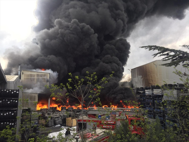 Bilecik'te lastik fabrikasında yangın! Alevler göklere çıkıyor - Resim: 0