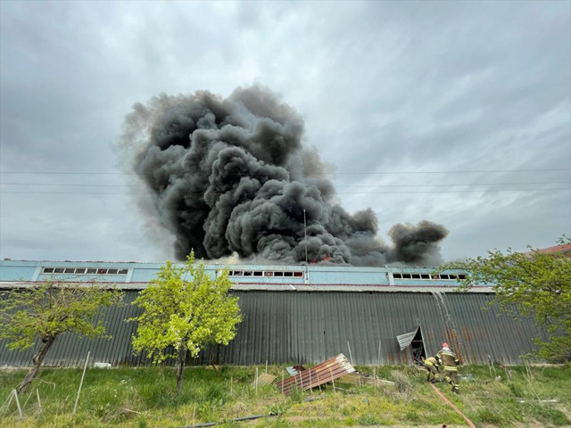 Battaniye fabrikasında yangın çıktı! Ekipler bölgeye gidiyor - Resim: 0