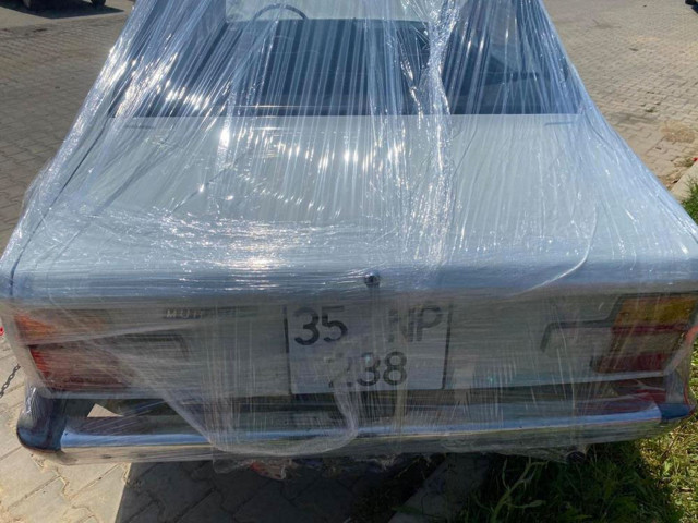 İzmir'de 79 model murat 131 otomobilini streç filmlere sararak koruyor - Resim: 1