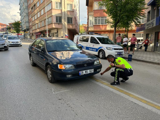 Eskişehir'de 93 yaşındaki sürücü çocuğa çarptı! Aracından bastonuyla indi - Resim: 0