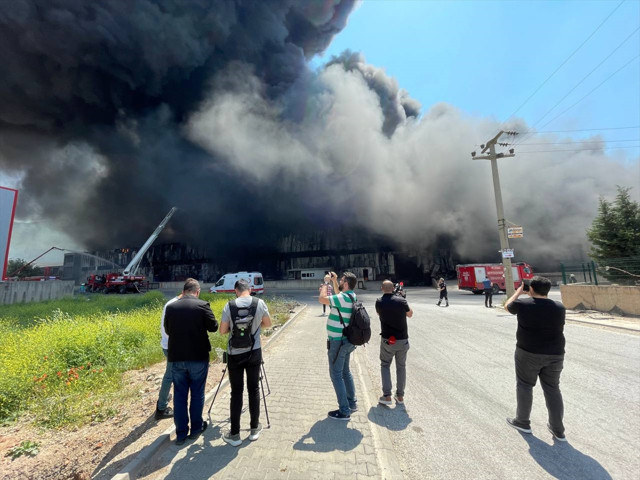 Bursa’da büyük fabrika yangını dumanlar şehrin birçok noktasından görüldü - Resim: 0