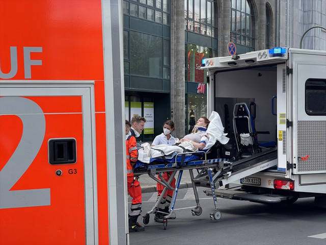 Almanya'nın başkenti Berlin'de dehşet! Bir araç kalabalığa daldı: 1 ölü, 30 yaralı - Resim: 5