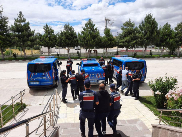 3 ilde 30 ayrı suçtan 37 yıl 7 ay hapis cezası olan firari öyle bir yerde yakalandı ki - Resim: 0