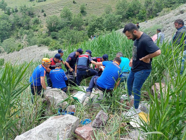 Tokat’ta minibüs uçuruma yuvarlandı ölen 4 kişinin ismi belli oldu biri çocuk - Resim: 2