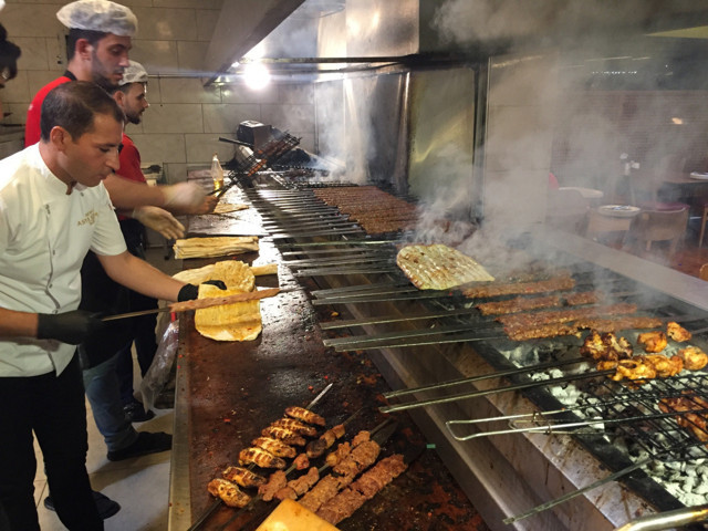 Bayramda et yiyemedi şimdi bin aileye ücretsiz dağıtıyor - Resim: 0