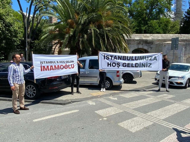 Ekrem İmamoğlu'na pankartlı protesto sosyal medyada viral oldu: İstanbul'a hoş geldin İmamoğlu - Resim: 1