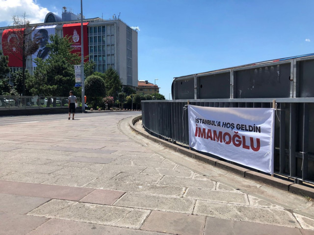Ekrem İmamoğlu'na pankartlı protesto sosyal medyada viral oldu: İstanbul'a hoş geldin İmamoğlu - Resim: 0