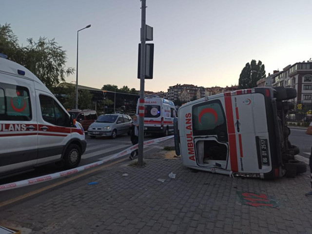 Ankara'da hasta taşıyan ambulans otomobille çarpıştı: Yaralılar var - Resim: 0