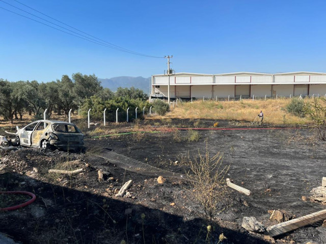 İzmir’de kaza yapan araçta çıkan yangın otluk alana sıçradı - Resim: 1