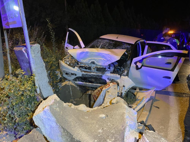 Bursa'da ölümlü kaza! Refüje çarpan araç hurdaya döndü - Resim: 0