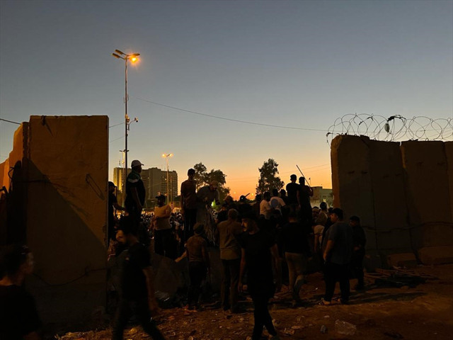 Irak'ta Parlamento baskını! Sadr yanlısı grup Meclis'e girdi - Resim: 1