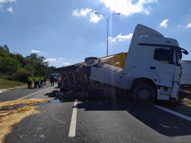 İstanbul TEM otoyolunda korkunç kaza! Kamyon otomobilin üzerine devrildi - Resim: 1