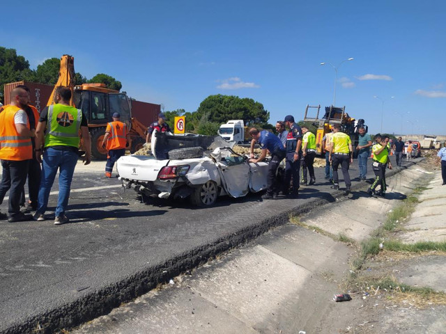 İstanbul TEM otoyolunda korkunç kaza! Kamyon otomobilin üzerine devrildi - Resim: 0