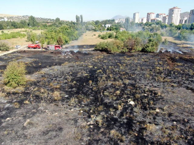 Kablo hırsızları yangın çıkarıp, kaçtı! 30 dönümlük arazi küle döndü - Resim: 1