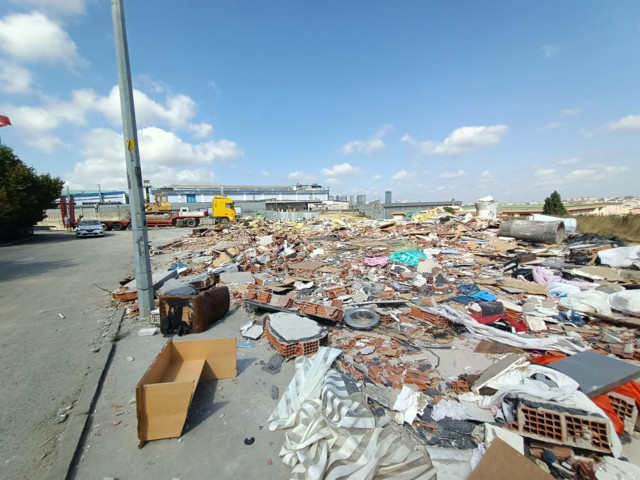 Silahlı korumayla 12 yıllık mescidi yıktırdı! Esenyurt'ta arsa sahibi tepki çekti - Resim: 1