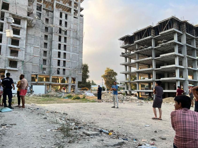 Arkadaşını sopa ve bıçakla öldürdü! Valizle kaçmaya çalışırken yakalandı - Resim: 2