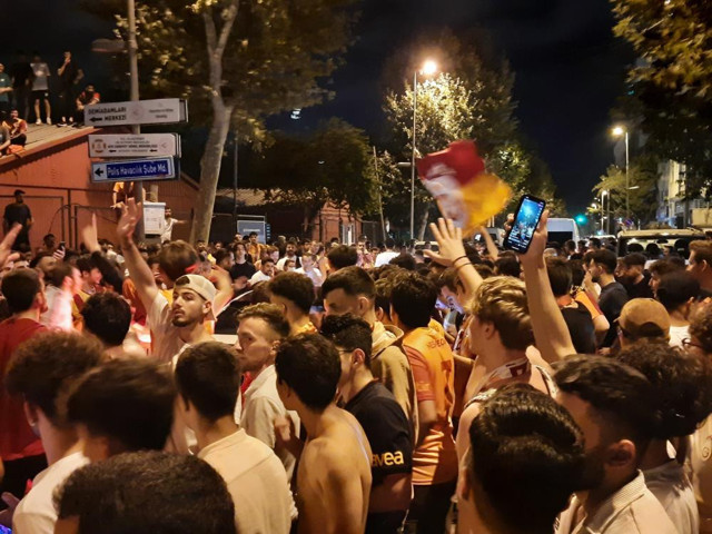 Galatasaray'dan transfer şov! Dries Mertens ve Lucas Torreira İstanbul’a geldi - Resim: 4