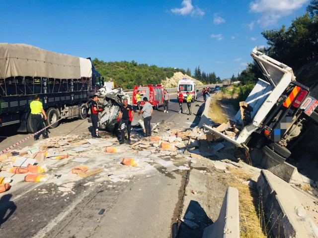 Tokat'ta 'hapşırık' kazası! Otomobilin haline bakın yaralılar var - Resim: 0