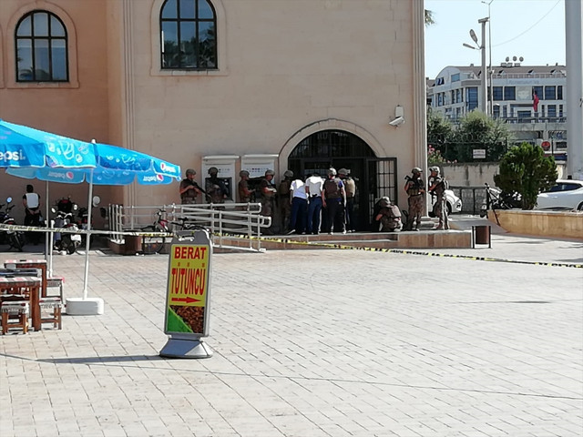 Antalya'da banka müdürünü rehin aldı! İki saat ikna çalışmaları sonunda teslim oldu - Resim: 0