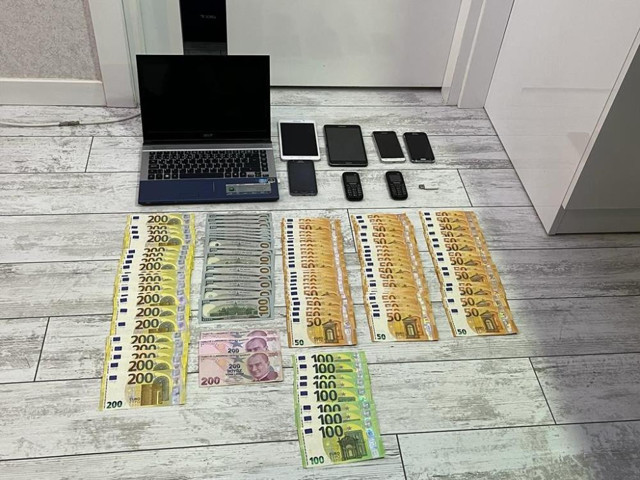 FETÖ'nün Hava Kuvvetleri sorumlusu yakalandı! Evinden çıkanlara bakın - Resim: 0